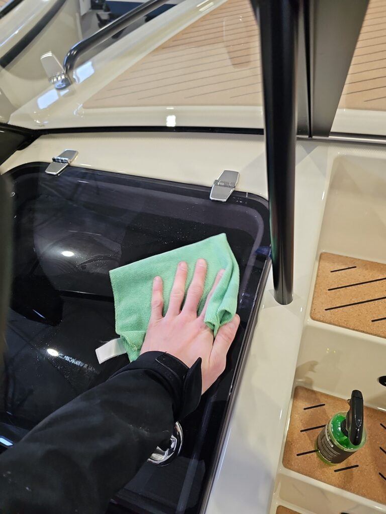 APC torkas av från en hård yta inuti en båt